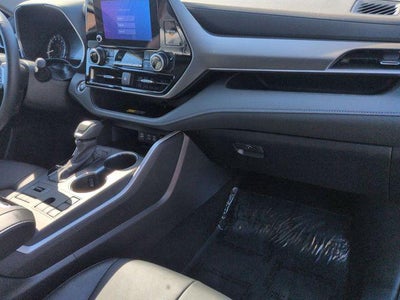 2025 Toyota HIGHLANDER XLE