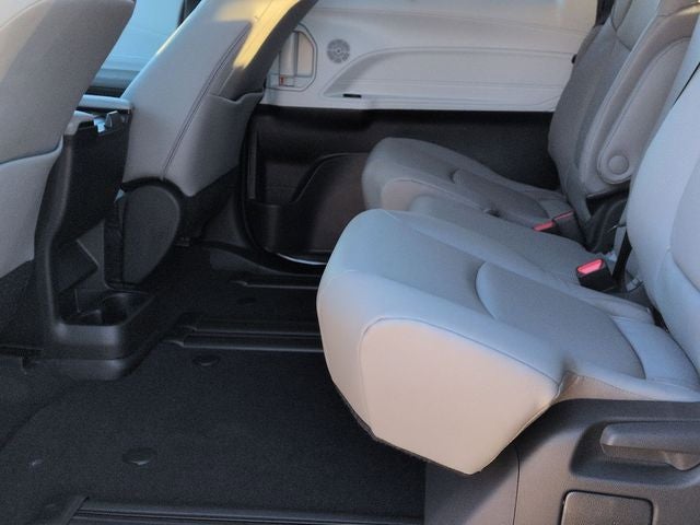 2026 Toyota SIENNA XLE XLE 8 Passenger